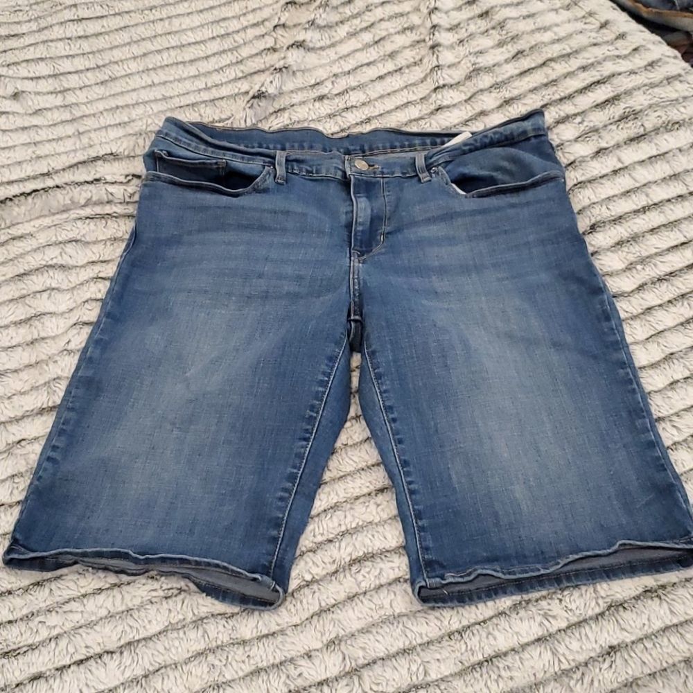 Levi's jean Bermuda shorts size 33